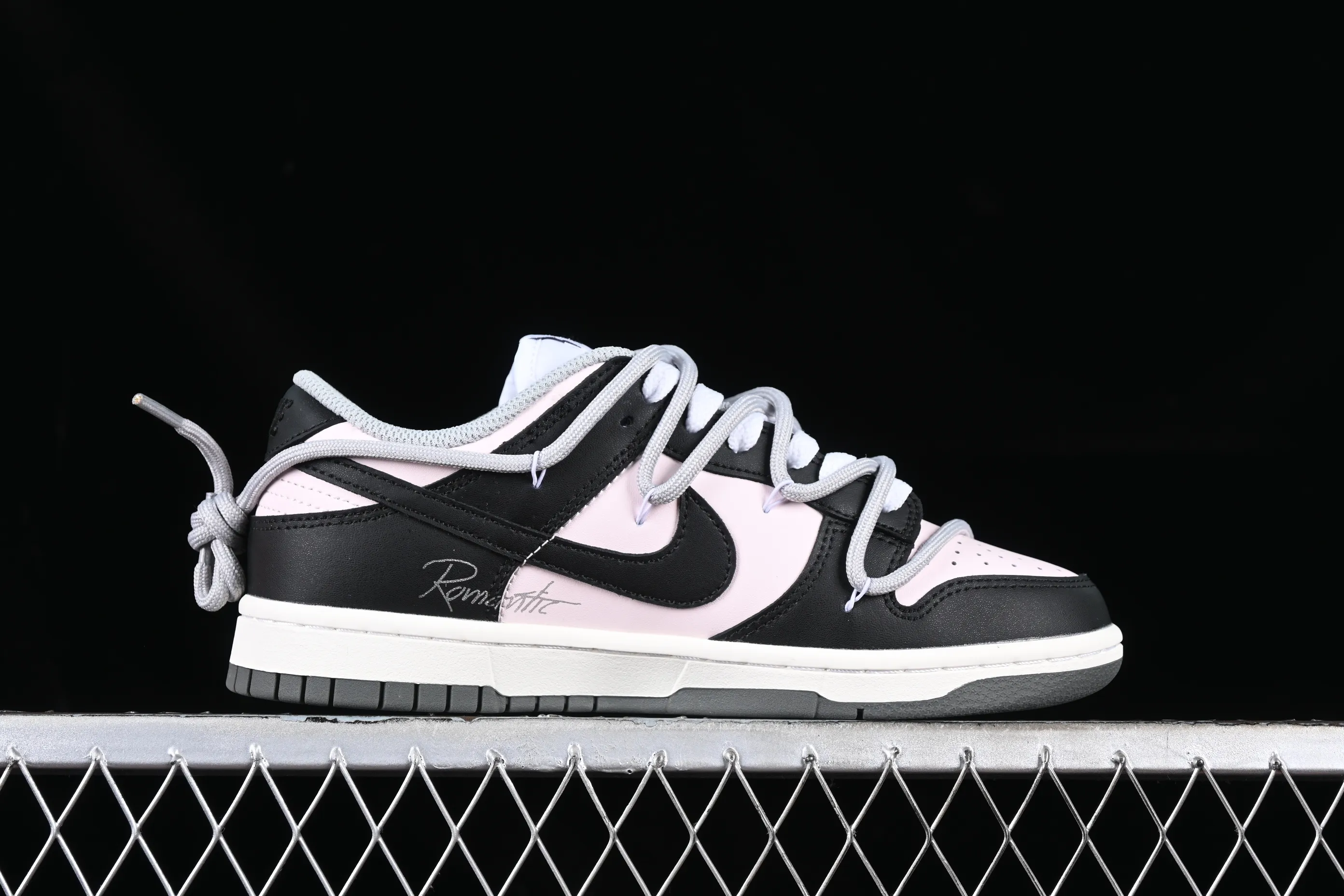 All Categories Nk SB Dunk Series Nk SB Dunk Low Low-top Sneakers Nk Dunk Low Sweetheart Hot Girl Valentine's Day Black Pink SB Strap Low-top Casual Sneakers DD1503-117